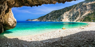 Ünlü Myrtos plaj Cefalonia Island, mağara görünümden. Yunanistan.