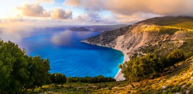 Nefes kesen günbatımı üzerinde en güzel plajı Myrtos, Kefalonia Island, Yunanistan.