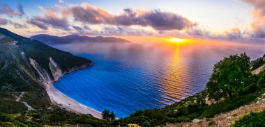 En güzel plajı Myrtos, Kefalonia Island, Yunanistan üzerinden muhteşem günbatımı.