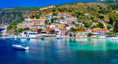 Renkli Yunanistan serisi - güzel kıyı kenti Assos, Kefalonia Adası. .