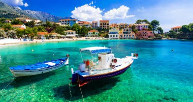 Güneşli renkli Yunanistan - pitoresk köy Kefalonia Assos, 