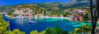  renkli Yunanistan serisi - güzel ile renkli Assos liman. Kefalonia Adası.