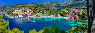  renkli Yunanistan serisi - güzel ile renkli Assos liman. Kefalonia Adası.