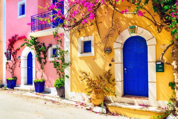 Serie colorida de Grecia - calles encantadoras del pueblo de Assos en la isla de Kekalonia . —  Fotos de Stock