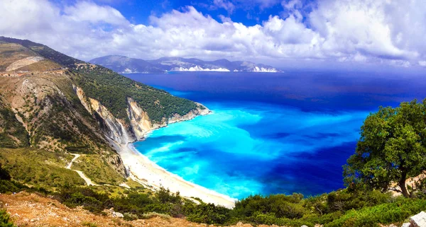 Una de las playas más bellas de Grecia: la bahía de Myrtos en la isla de Cefalonia . —  Fotos de Stock