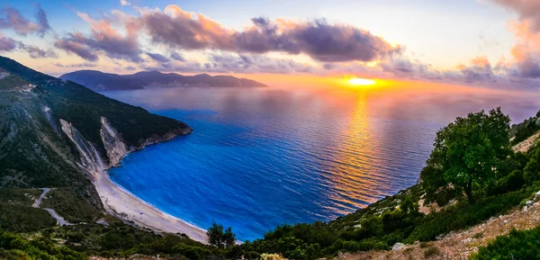 Nádherný západ slunce nad nejkrásnější pláž Myrtos, ostrov Kefalonia, Řecko. — Stock fotografie