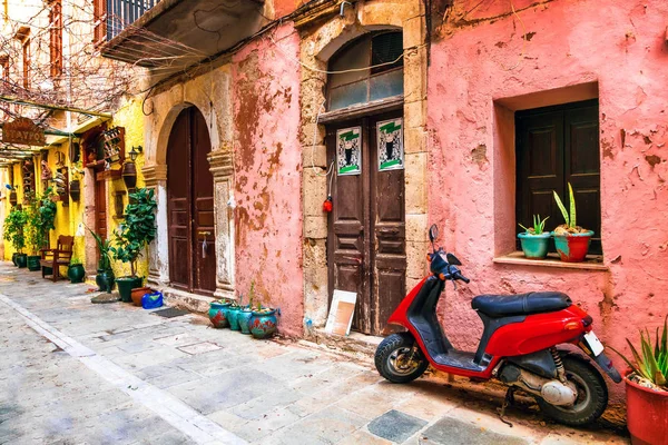 Encantadoras y coloridas calles de Grecia. Ciudad de Rethymno, isla de Creta . —  Fotos de Stock