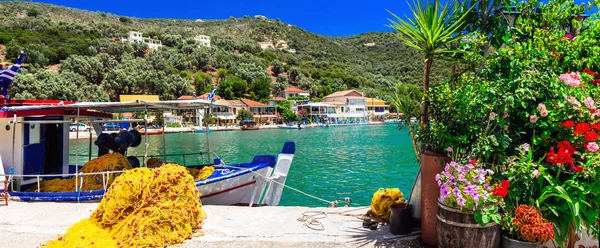 Série Grécia colorido tradicional - vila de pescadores Sivota em Lefkada — Fotografia de Stock