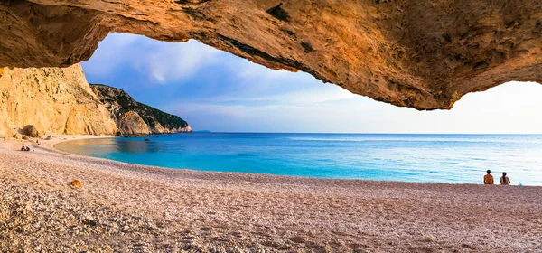 Kellemes látvány a naplemente előtt a legszebb strand a Lefkada szigetén, Porto Katsiki. — Stock Fotó