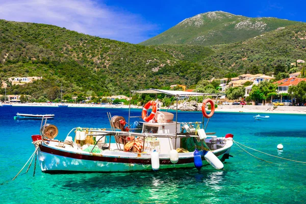 Geleneksel renkli Yunanistan serisi küçük köy ve tekne, Lefkada Balık tutma-. — Stok fotoğraf