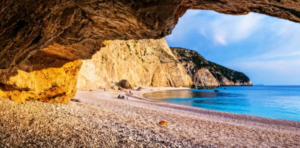 Etkileyici Porto Katsiki sahil boyunca günbatımı, Lefkada, Yunanistan.
