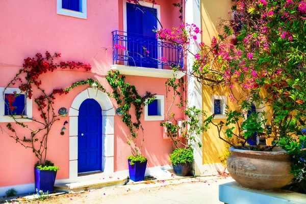 Serie colorida de Grecia - calles encantadoras del pueblo de Assos en la isla de Cefalonia . — Foto de Stock