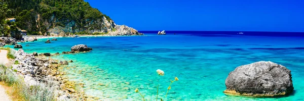 Türkiz, gyönyörű strandok, a Lefkada szigetén, Agios Nikitas, Görögország. — Stock Fotó