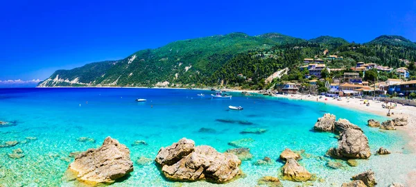 Tyrkysové krásné pláže ostrova Lefkada, pláž Agios Nikitas, Řecko. — Stock fotografie