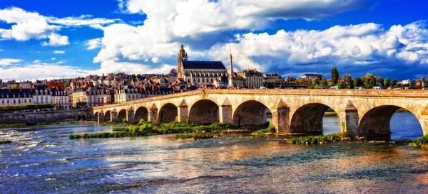 Bezienswaardigheden en mooie plekjes van Frankrijk - middeleeuwse Blois stad in Loirevallei. — Stockfoto