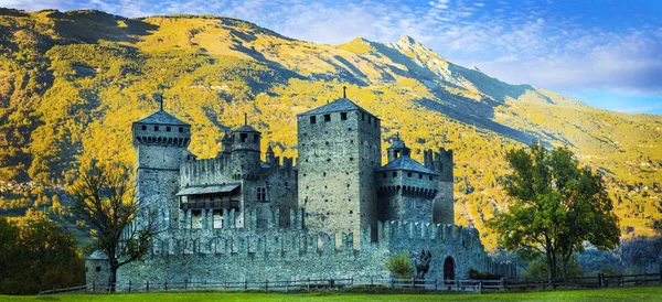 Gyönyörű középkori várak, Olaszország - Fenis Valle d'Aosta-hegység, Olaszország. — Stock Fotó
