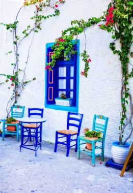 Büyüleyici geleneksel sokak Bar ve tavernalar, Yunanistan. Kos Adası.