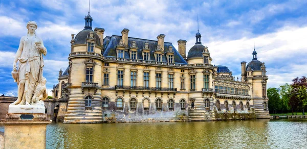 Fantastiska vackra slott och arv av Frankrike - Chateau de Chantilly. — Stockfoto