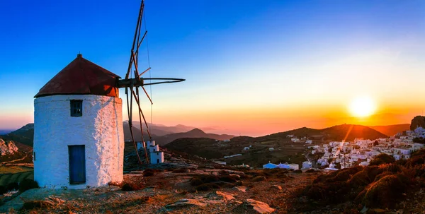 Idyllic landscape with windmills over sunset. Amorgos isalnd, Greece. — Stock Photo, Image