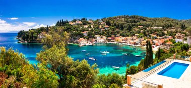  Yunanistan - pitoresk Loggos köy Paxos Adası yaz tatili.