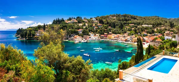 Vacaciones de verano en Grecia - pintoresco pueblo de Loggos en la isla de Paxos . — Foto de Stock