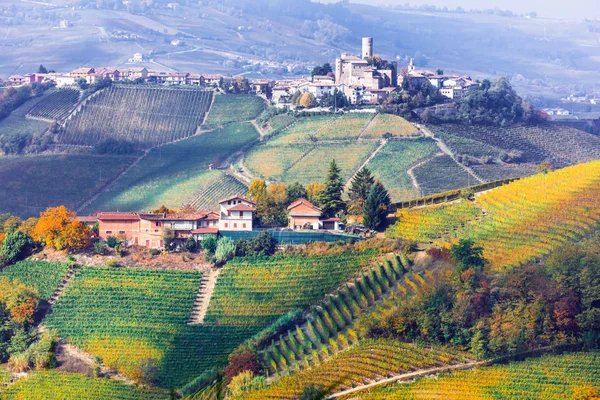 Wijngaarden en kastelen van Piemonte in herfst kleuren. Ten noorden van Ita — Stockfoto