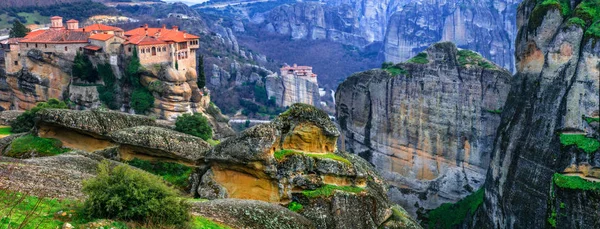 Lugares de interés de Grecia - Meteora única con monasterios colgantes durante la puesta del sol . — Foto de Stock