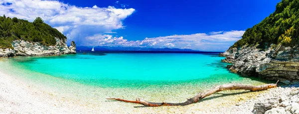 Antipaxos sziget türkiz tengerrel és a wild beach — Stock Fotó