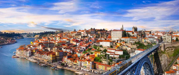 A gyönyörű naplemente - át Porto panoráma nyílik a híres híd, Portugália. — Stock Fotó