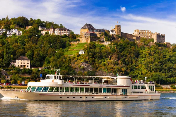 Romantic river cruises over Rhein with famous medieval castles. — Stock Photo, Image