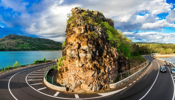 Hermosa carretera de circunvalación con roca - atracción popular en Mauricio — Foto de Stock