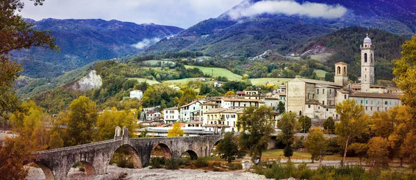 Bobbio, vackra gamla stan med imponerande romerska bro, Italien. — Stockfoto