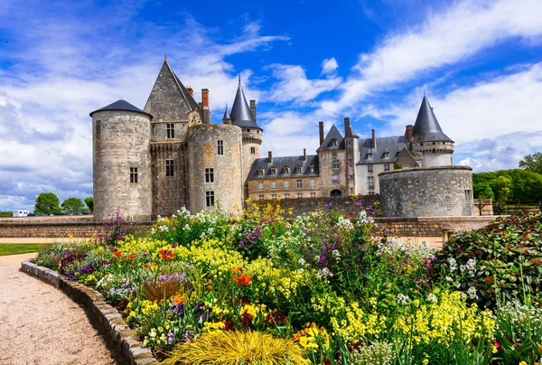 Krásné hrady a zámky v údolí Loiry - velký Sully-sur-Loire. Zajímavosti z Francie. — Stock fotografie