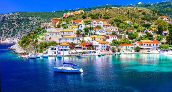 Increíble serie de Grecia - hermoso pueblo colorido Assos en la isla de Cefalonia . — Foto de Stock