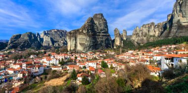 Yunanistan - yerlerinden benzersiz Meteora kayalar. Görünüm Kalambaka Köyü.