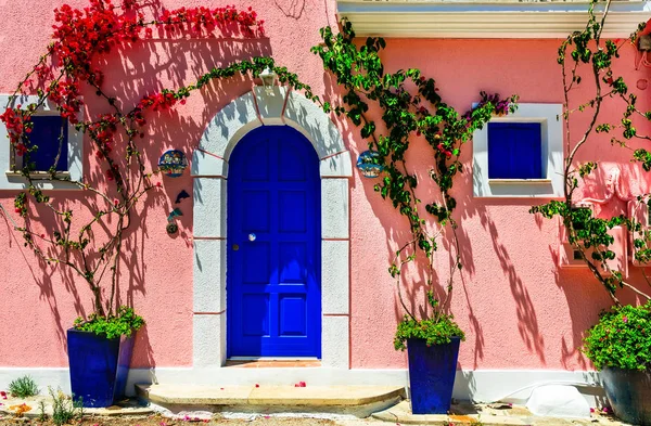 Ruas encantadoras coloridas de cidades velhas de Greece. Assos em Kefalonia . — Fotografia de Stock