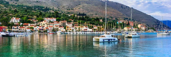 Hermosos lugares de Grecia, la isla jónica de Cefalonia. pintoresco pueblo de Agia Efimia . —  Fotos de Stock