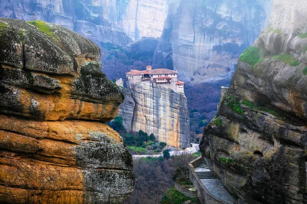 Punti di riferimento della Grecia Meteora unico con monasteri appesi sopra le rocce . — Foto Stock