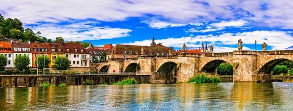 Krásná středověká města Německo - Würzburg. Zobrazit Starý most. — Stock fotografie