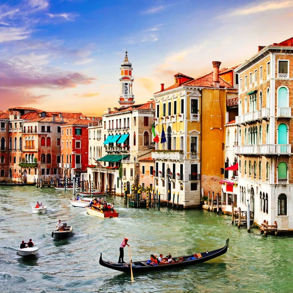 La ciudad más bella y romántica de Venecia al atardecer. Italia —  Fotos de Stock