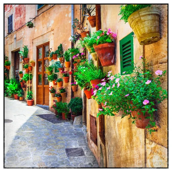 Encantadoras calles antiguas de Italia decoradas con flores . —  Fotos de Stock