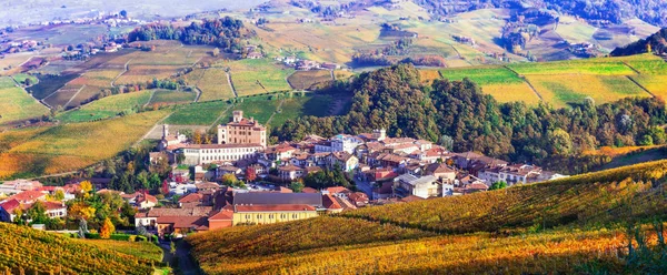 Paisaje otoñal - famosa región vinícola del Piamonte. Castillo de Barolo — Foto de Stock