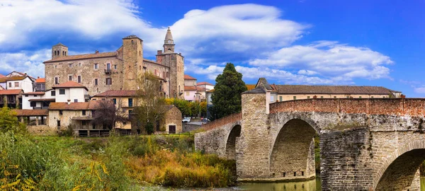 Beeindruckende mittelalterliche bormida kloster und burg in regione asti, italien. — Stockfoto