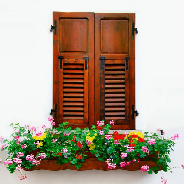 Rustikální dřevěné okno s květinovou výzdobu, izolované na bílém pozadí. — Stock fotografie