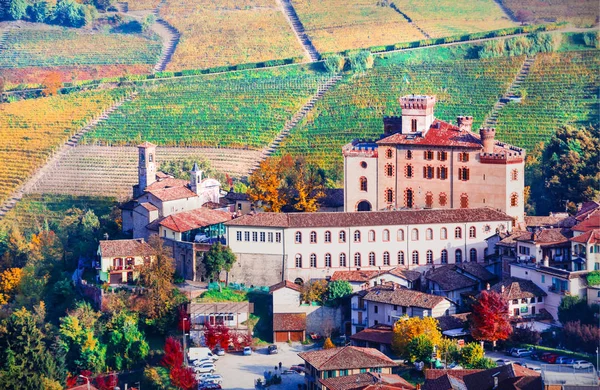 Herfst landschap - beroemde wijnstreek in Piëmont. Barolo kasteel — Stockfoto