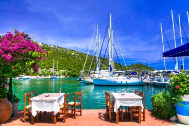 Geleneksel Yunan lokantalar deniz kenarında. Sivota balıkçı köyü, Lefkada Adası.
