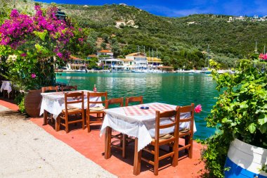 Geleneksel Yunan lokantalar deniz kenarında. Sivota balıkçı köyü.