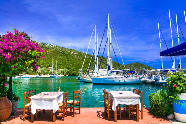 Restaurantes gregos tradicionais perto do mar. Sivota vila piscatória, ilha de Lefkada . — Fotografia de Stock