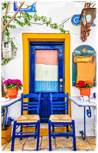 Bares y tabernas tradicionales de la calle colorida de Grecia — Foto de Stock