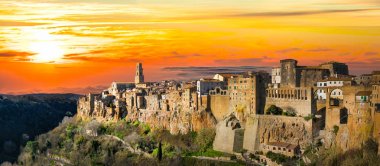 Ortaçağ Pitigliano şehirde tüf kayaların ili Grosseto, İtalya.